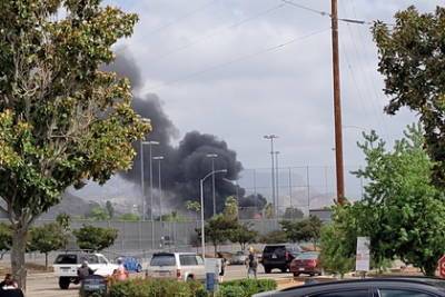В США самолет упал на жилые дома и загорелся