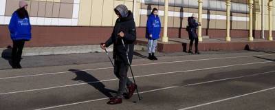 В новосибирском посёлке Чистоозёрное пенсионеров научили скандинавской ходьбе