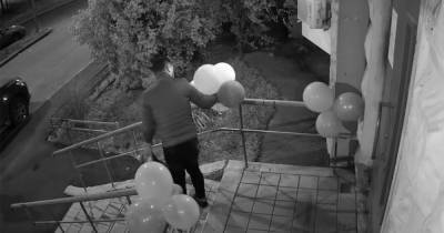 Пара украла воздушные шары с праздника в Москве и возмутила россиян