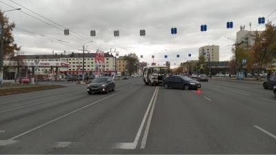 В Челябинске Ford при выезде с заправки столкнулся с автобусом. Есть пострадавшие