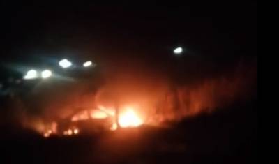 В Тюмени автомобиль врезался в столб и загорелся