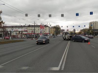 В Челябинске автомобилистка врезалась в автобус