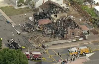 В Калифорнии самолет упал на жилой район: разрушены дома, есть жертвы