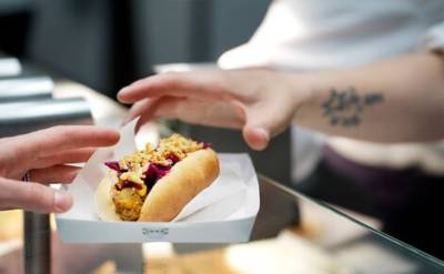В кафе при российских магазинах IKEA начали продавать хот-доги с вегетарианскими сосисками — вегги-доги