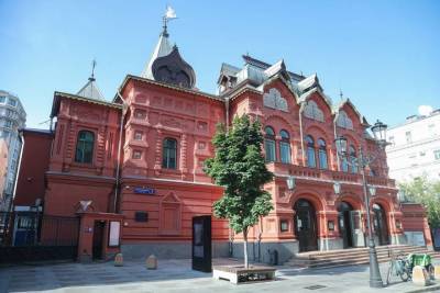Эксперты назвали самые необычные здания театров России