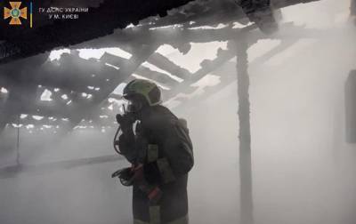 В центре Киева на крыше дома - сильный пожар