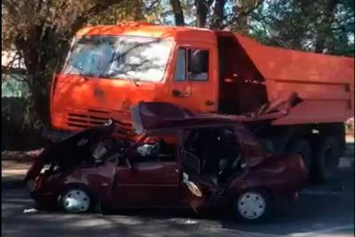 Два КамАЗа раздавили легковушку на трассе в Белгородской области