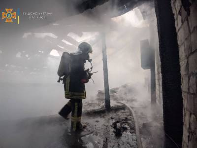 Пожар в центре Киева: спасатели эвакуируют жителей