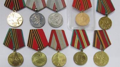 В Пинском районе следователи вернули семье ветерана похищенные медали
