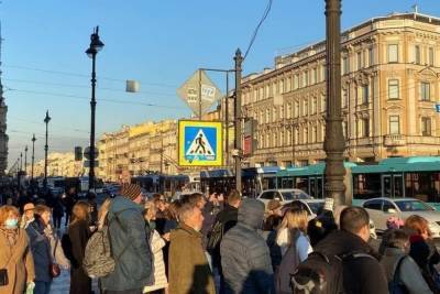 В центре Петербурга встали троллейбусы и трамваи