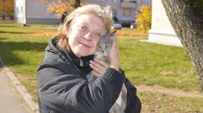 В Щучине спасатели сняли кошку с семиметровой березы