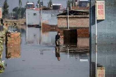 В результате сильных дождей и наводнения в одной из китайских провинций погибло 15 человек