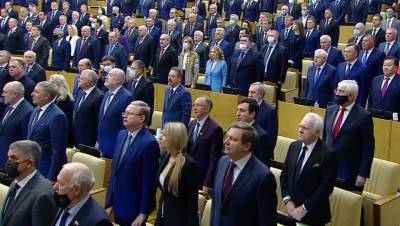 Депутаты забыли про маски на первом заседании Госдумы восьмого созыва
