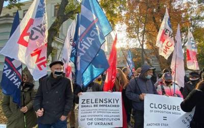 В Киеве протестуют сотрудники закрытых телеканалов