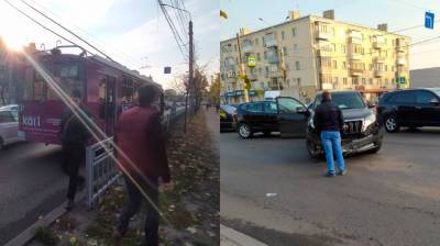 В Воронеже на Московском проспекте внедорожник врезался в троллейбус