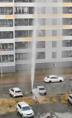 В Екатеринбурге из сломанного гидранта забил фонтан высотой в восемь этажей
