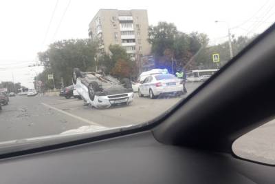В Ростове на Стачки легковушка перевернулась после ДТП