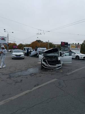В Ростове на перекрестке Стачки-Зорге столкнулись две машины, одна перевернулась
