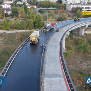 В Запорожье начали укладывать гусасфальт на подъезде к верховой части вантового моста. Фото