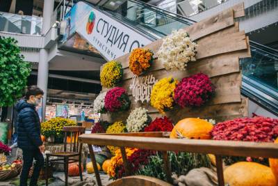 12000 живых цветков и 530 кг тыкв, яблок, кукурузы и орехов: OldCity выставляет свою фотозону в новом осеннем сезоне