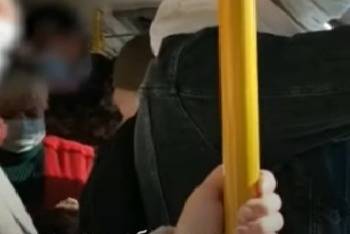 Пассажира без маски грубо вытолкали из автобуса в Череповце