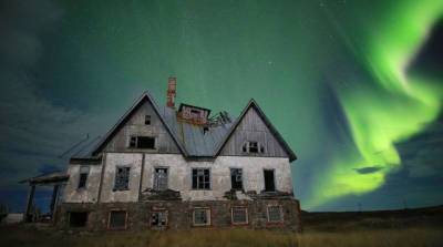 Чрезвычайно яркое северное сияние необычного цвета увидели в России (Фото)