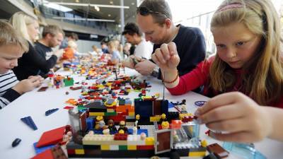 Lego отказывается от конструкторов «для мальчиков» и «для девочек»