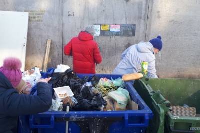 Ивановские бедняки охотятся за просрочкой у мусорных баков