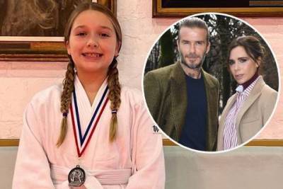 10-летняя дочь Дэвида и Виктории Бекхэм Харпер завоевала серебряную медаль на соревнованиях по дзюдо