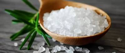Медик назвала причины, почему нельзя отказываться от соли