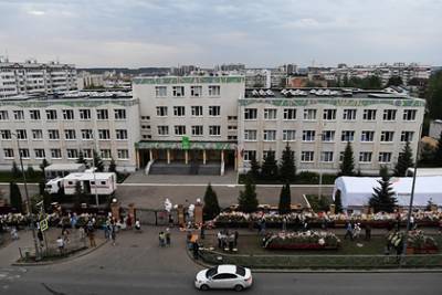 Родители учеников вступились за обвиненную в халатности директора школы в Казани