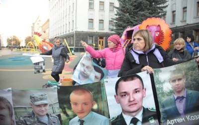 В Киеве родные пленных создали "стену надежды"