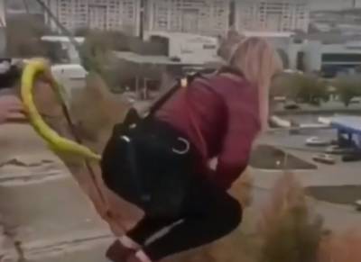 Видео смертельного прыжка девушки на тарзанке в Караганде появилось в Сети