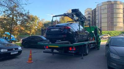 Автомобиль Mazda в Москве переместили на спецстоянку из-за штрафов на 400 тыс. рублей