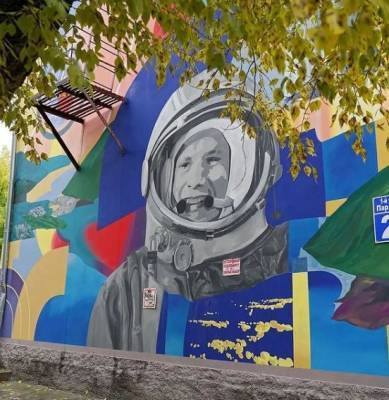 На фасадах домов в Ленинском районе Новосибирска появились «космические» изображения