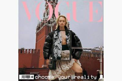 На обложку иностранного Vogue поместили модель с голой грудью на фоне Кремля