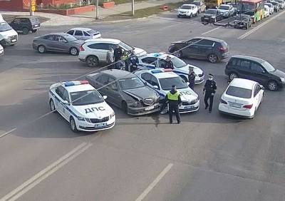 На улице Циолковского Mercedes столкнулся с полицейской машиной
