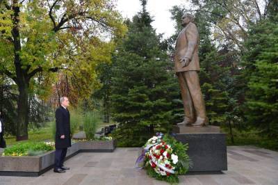 Глава МИД Азербайджана посетил памятник общенациональному лидеру Гейдару Алиеву в Белграде (ФОТО)
