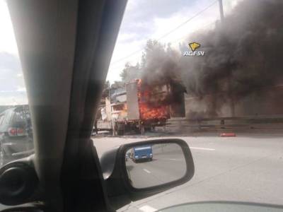 В Новосибирске на улице Котовского сгорел китайский грузовик