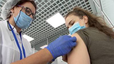 В Петербурге ввели обязательную вакцинацию для работников ряда сфер