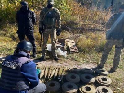 Рядом с автомобильной трассой в Луганской области обнаружили тайник боевиков с минами. В СБУ заявили о предотвращении диверсии