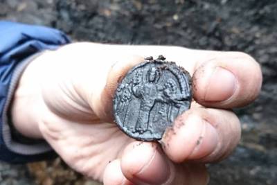В Пскове нашли вислую княжескую печать XI-XII века с изображением святого