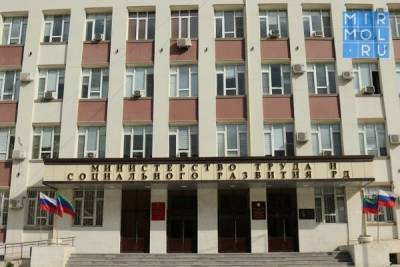 В Дагестане 7 семей получили по 300 тысяч рублей за рождение 10 и более детей