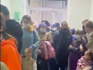 Очередь из детей на тест COVID-19 объяснил минздрав в Новосибирске