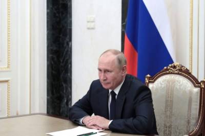 Путин призвал к наращиванию темпов вакцинации от COVID-19