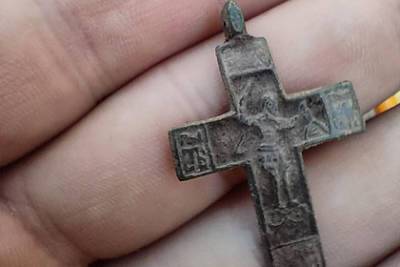 Археологи раскопали в Арзамасе редчайший крест с Никитой-бесогоном
