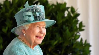 Королева Елизавета II впервые предстала перед публикой с тростью