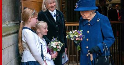 Елизавета II впервые за 17 лет появилась на публике с тростью