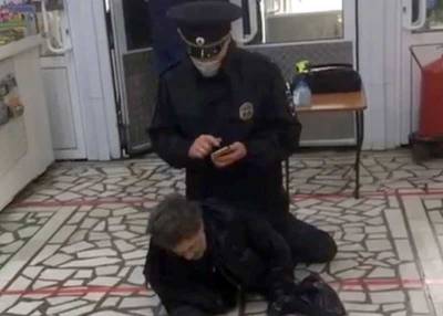В Башкирии полицейский повалил на пол пенсионера из-за QR-кода