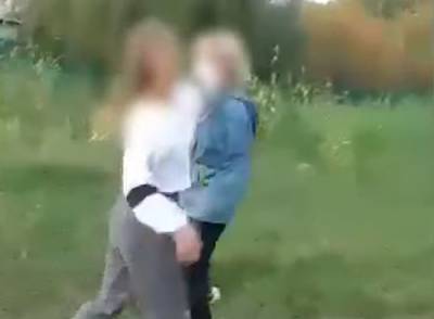 В Ростовской области банда старшеклассниц издевалась над школьницей и на камеру избила её
